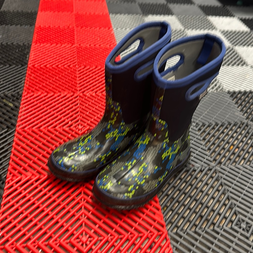 Bogs boys or men’s size 6 snow rain boots